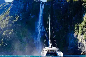 Chose a sailing yacht for peaceful, sustainable yachting