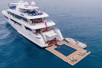 The swim platform has hydraulic bathing steps